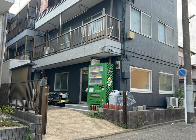 エントランス付近に設置されている集合ポストは、住んでいる部屋と離れているため、ポストをあさるなど誰かに何かされていても被害に気づきにくいです。入居する時には他人に特定されにくい番号で鍵をかけましょう！