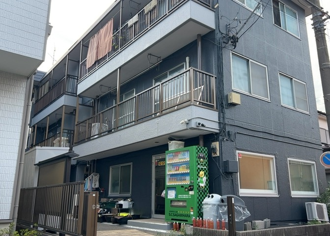 ロビーというと、エントランスと何がちがうの？と思いますよね。実はロビーとエントランスには明確な決まりはありません。物件によっては、エントランスを入って広がるある程度の広さのある空間がロビーとなります。