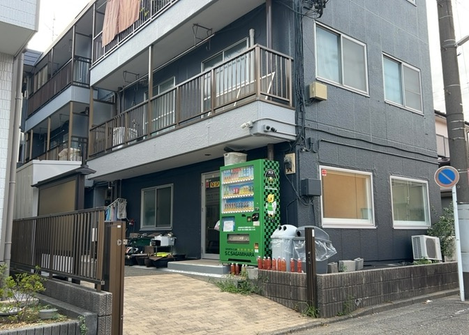 共用部分は、一棟の建物に住む区分所有者全員が共同で所有するとし、共用部分の管理、補修などは、区分所有者で形成される管理組合が行います。個人の判断で勝手に変更することはできませんので覚えておきましょう。