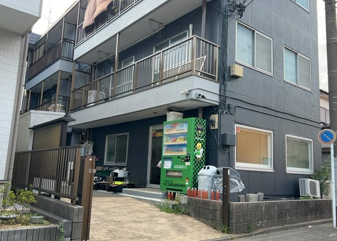 共有部分は、住民なら誰もが使える設備のこと。例えば駐車場やエレベーター、インターネット設備、セキュリティ設備などがあります。他にも、マンションの廊下・外部階段やエントランス・ゴミ置き場などがあります。