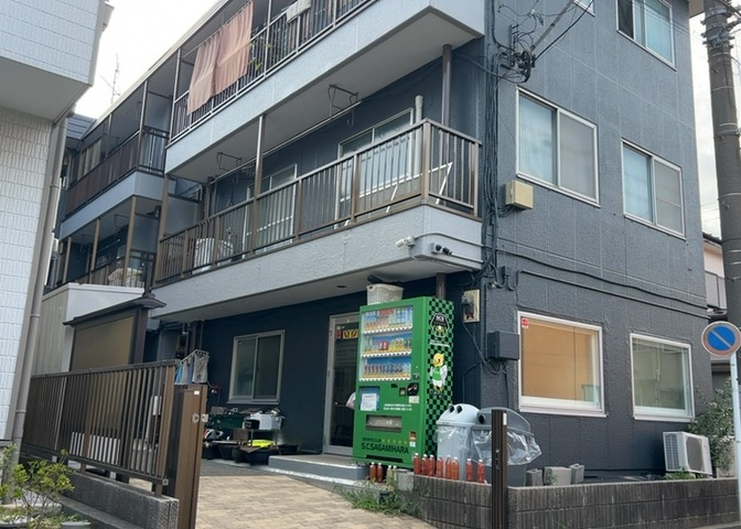 道幅が広い場所は日当たりや風通が良好です。幅が広いのですれ違いも可能ですし大きな車でも駐車可能！一方で、大型車が通ることも多くなるため交通量の増加により騒音に繋がります。また土地の値段が高くなります。