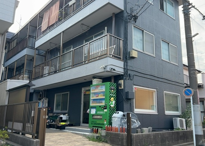 ＲＣ造、Reinforced　Concreteは直訳すると補強されたコンクリートです。主に柱や梁・床・壁が鉄筋とコンクリートで構成おり、鉄筋を組んだ型枠にコンクリートを流し込んで固めたものを指します。