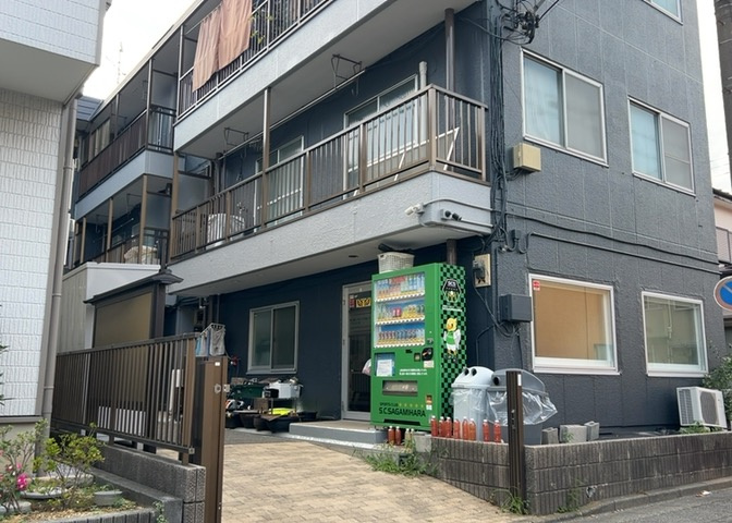 玄関は家の顔でもあり、家族以外の目にも止まる場所です。玄関は外との間を仕切る扉、靴などをしまっておく収納スペース、靴脱ぎのたたきスペース、来客とのやり取りをするドアホンなど複数のアイテムからなります。