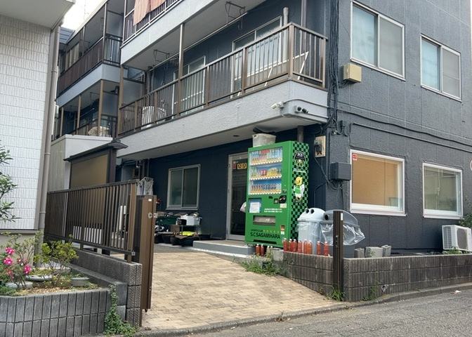 共有部分は、住民なら誰もが使える設備のこと。例えば駐車場やエレベーター、インターネット設備、セキュリティ設備などがあります。他にも、マンションの廊下・外部階段やエントランス・ゴミ置き場などがあります。