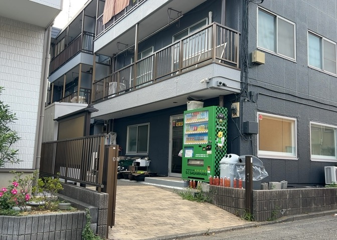 共用部分は、一棟の建物に住む区分所有者全員が共同で所有するとし、共用部分の管理、補修などは、区分所有者で形成される管理組合が行います。個人の判断で勝手に変更することはできませんので覚えておきましょう。