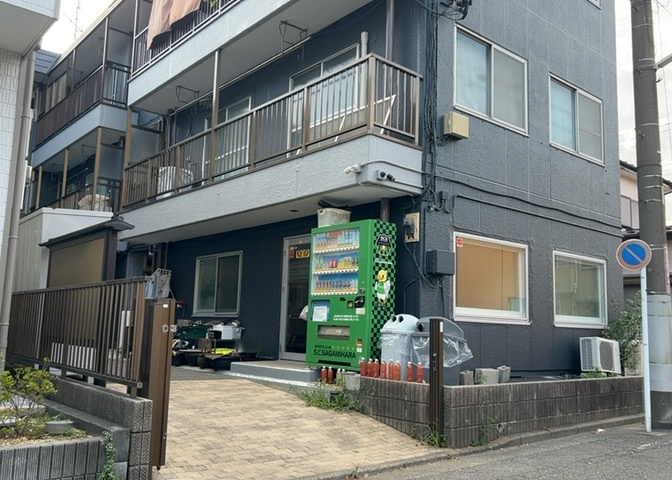 車一台あたりに必要なスペースは、標準サイズの普通自動車で横幅2m50cm、長さ5mは必要になります。ただし、乗降のことも考慮して横幅3m30cm、長さ5m50cmほどは確保できるところを選びましょう。