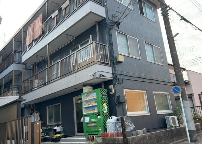 駐車場と明記されていても、最小スペースでつくられた駐車場だと大型車は駐車できなかったり、出入りしにくくなったりする可能性があります。お車のサイズと購入したい物件の駐車場のサイズを現地で確認しましょう。
