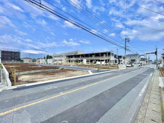 前面道路は閑静な住宅地をはしる車通りの少ない道路。お車の出し入れが苦手なママや小さなお子様にも安心　