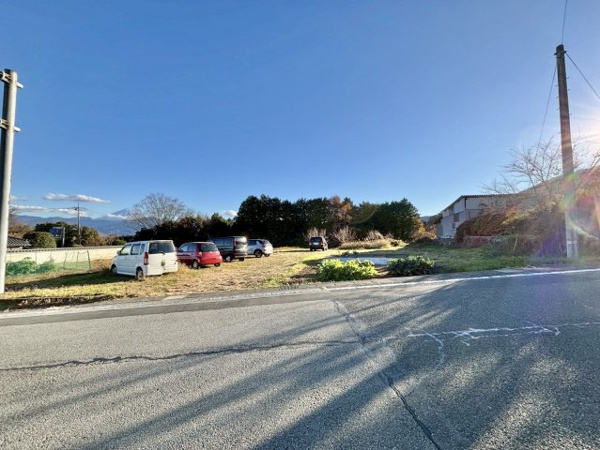 【南アルプス市上宮地　売地の前面道路含む現地写真】