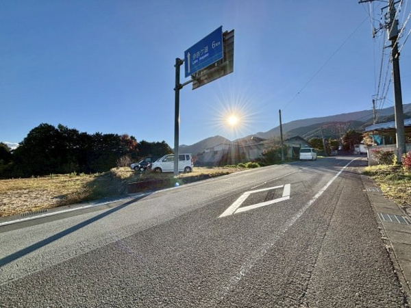 【南アルプス市上宮地　売地の前面道路含む現地写真】
