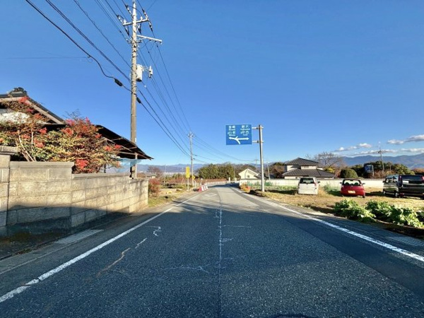 【南アルプス市上宮地　売地の前面道路含む現地写真】