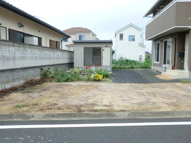 駐車場と庭　並列3台可能ですが、奥にも駐車スペース有ります。
