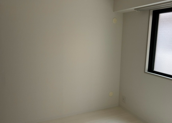 寝室でゆっくりと過ごすためにはベッド周りの適度な空間を担保することや窓の位置、照明の明るさ、寝室の広さなどを考える必要があります。自身や家族の構成とライフスタイルに併せて寝室にする部屋を選びましょう！
