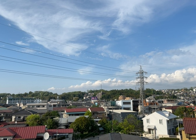 眺望の良さを楽しめるダイニングキッチンで家族団らんの時間を過ごしてはいかがでしょうか。バルコニーから見える景色を家族で眺める時間は、時間が経つのを忘れてしまいそうですね。是非、現地を見に行きましょう！