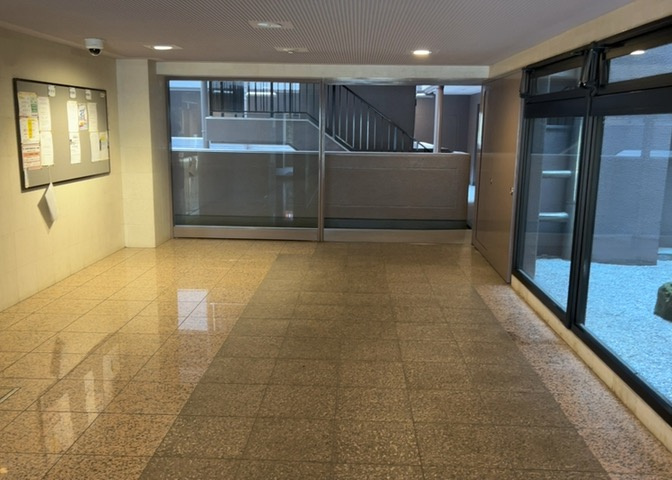 マンションのエントランスには、もともと風よけや防犯の役割がありますが、マンションによって宅配ボックスなどの設備が備わっている所もあります。日々の生活をイメージしながら生活しやすさをチェックしましょう。