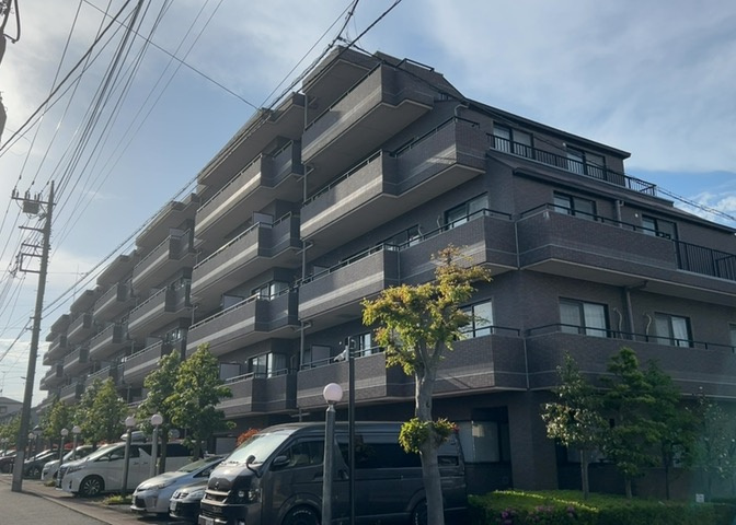 外観はマンション管理がされているかの目安になります。築年数が古いと、壁面は劣化してひび割れが生じることも！建物が古びていても細かいところが修繕されていると、きちんと管理されているなぁと感じるでしょう。
