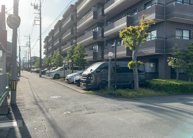 駐車場と明記されていても、最小スペースでつくられた駐車場だと大型車は駐車できなかったり、出入りしにくくなったりする可能性があります。お車のサイズと購入したい物件の駐車場のサイズを現地で確認しましょう。