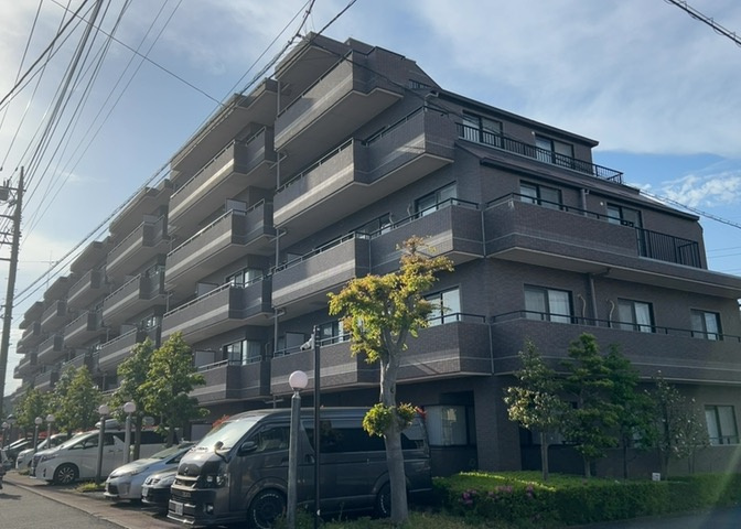物件によっては、入居者が個人的に使用できる専用庭がついているものもあります。また、住宅の中にある土間の部分を庭と呼ぶこともあります。庭の用途は住む人によって変わり、それによってデザインもさまざまです。
