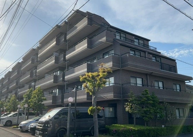 中庭（パティオ）とは、一つの建築物の内部に設けられた、壁などで囲われている庭のことを指します。コの字型、ロの字型が主流ですが、L字型の中庭もあります。最近では、インテリア性の高さからも人気があります。