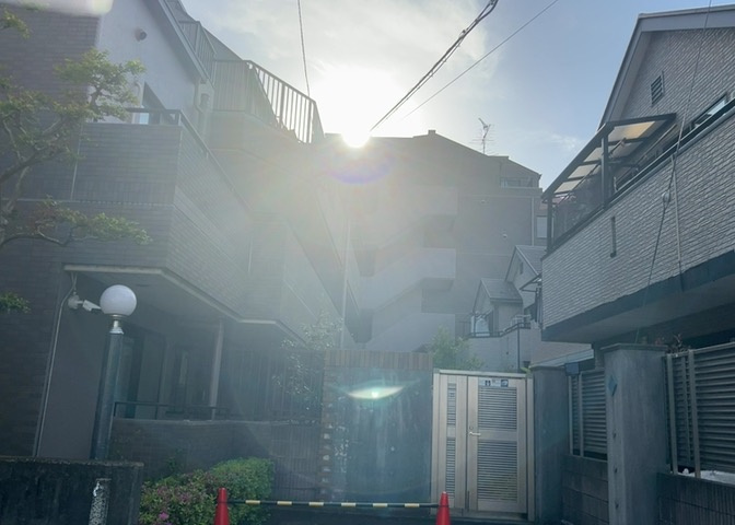 共有部分は、住民なら誰もが使える設備のこと。例えば駐車場やエレベーター、インターネット設備、セキュリティ設備などがあります。他にも、マンションの廊下・外部階段やエントランス・ゴミ置き場などがあります。