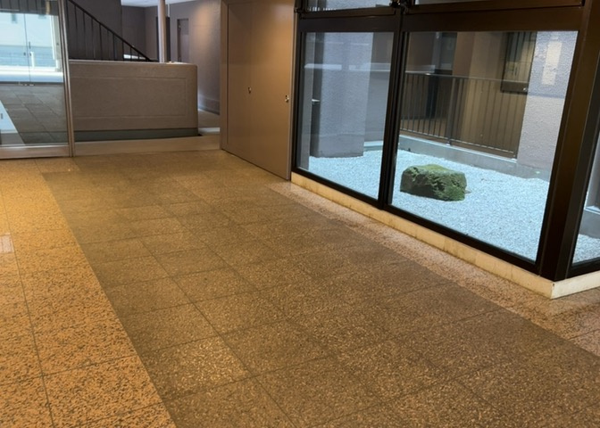 ラウンジは、マンションの共用スペースに椅子やテーブルなどを配置した利用者が寛げる空間です。屋内型ラウンジと屋外型ラウンジがあります。共用部分の管理状況と合わせて、詳細については現地でご確認ください。