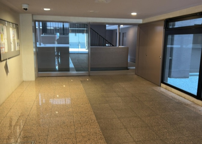 ロビーというと、エントランスと何がちがうの？と思いますよね。実はロビーとエントランスには明確な決まりはありません。物件によっては、エントランスを入って広がるある程度の広さのある空間がロビーとなります。