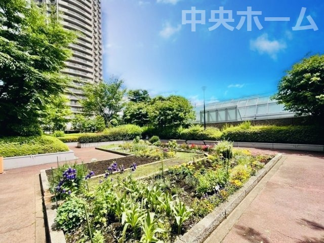 敷地内には緑も多く住環境良好です