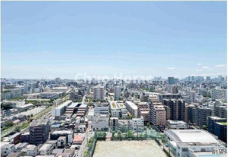 手を伸ばせば、ふれることが出来そうな環境が、そのままインテリアになったような印象です。その豊かな眺望にふさわしい空間には、通風・採光にも優れ、心地よい光と風があふれています