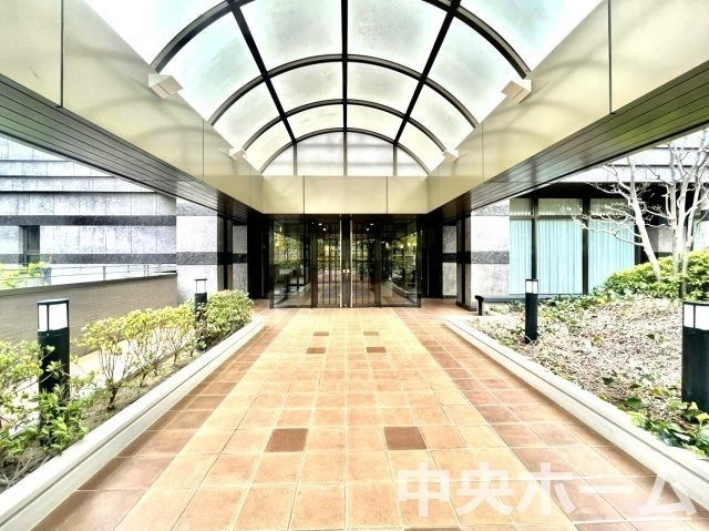 【エントランス】マンションのエントランスは、その物件の印象を決める、顔とも言える場所です。毎日通る場所ですからきれいなのが一番です。エントランス内はオートロックですので暮らしの安全も確保されています。