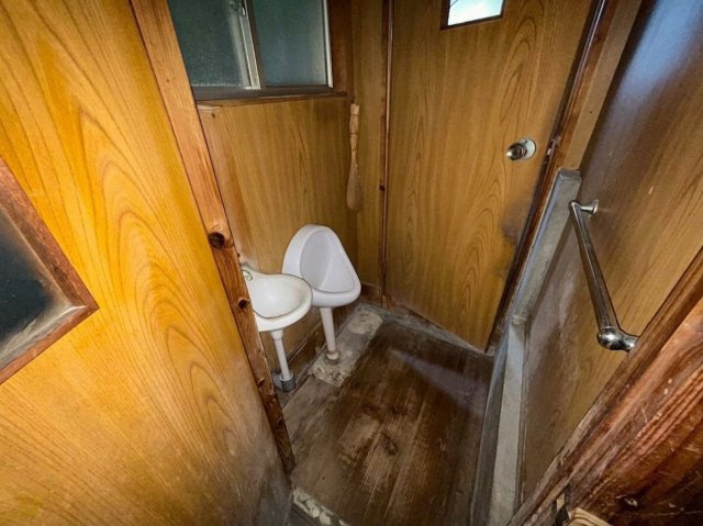 洋式とは別に設けられた、専用の小便器を備えた男性用トイレ
