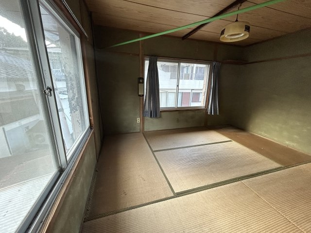 二面に大きな窓を配した、日差しが入りやすい6帖の和室
