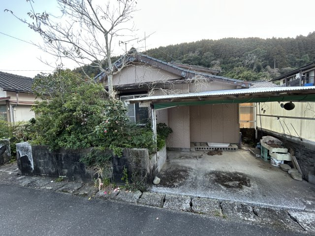 建物前面に屋根付きの駐車スペースを配置