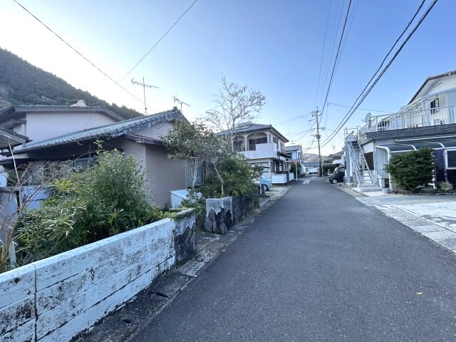 幅員4.0mの東側道路。周囲は住宅が立ち並ぶ落ち着いた環境