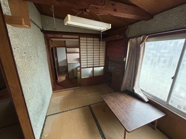 二方向に窓を配し、障子越しに安定した光を取り込める一室