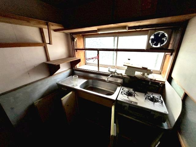 換気ができる窓があり、二口コンロも配置可能な調理スペース