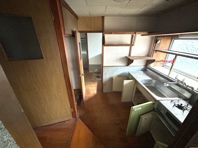 上下に収納棚を備え、正面に窓を設けた作業動線の良い台所