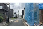 前面道路（北）。車通りが少ない閑静な住宅街です。