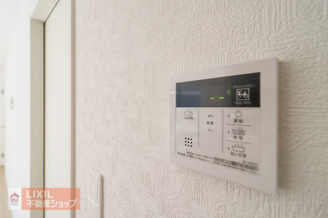 オートバスリモコンです。スイッチ1つで一定量の湯を浴槽に張ったり、保温や追い焚きをすることができるシステムが付いています。浴室以外からでも楽々操作が出来ます♪