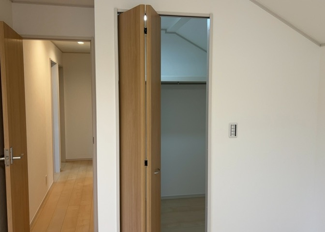 デザイン性を重視しすぎて収納が少なかった！なんてことにならないため、事前に現地で収納の数を確認しておくことをお勧めします。クローゼット以外にも床下収納や屋根裏収納、パントリーなどもチェックしましょう。