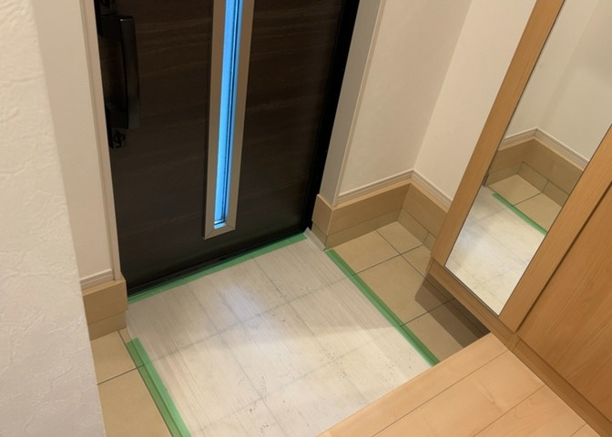 玄関は家の顔でもあり、家族以外の目にも止まる場所です。玄関は外との間を仕切る扉、靴などをしまっておく収納スペース、靴脱ぎのたたきスペース、来客とのやり取りをするドアホンなど複数のアイテムからなります。