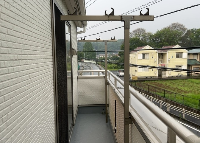 バルコニーは、室外の専用スペースのうち、「屋根がなく開放された空間」であるものを指します。ベランダより広いタイプのものが多く、日当たりもよいため家庭菜園などを楽しみたい人にとって適した環境となります。
