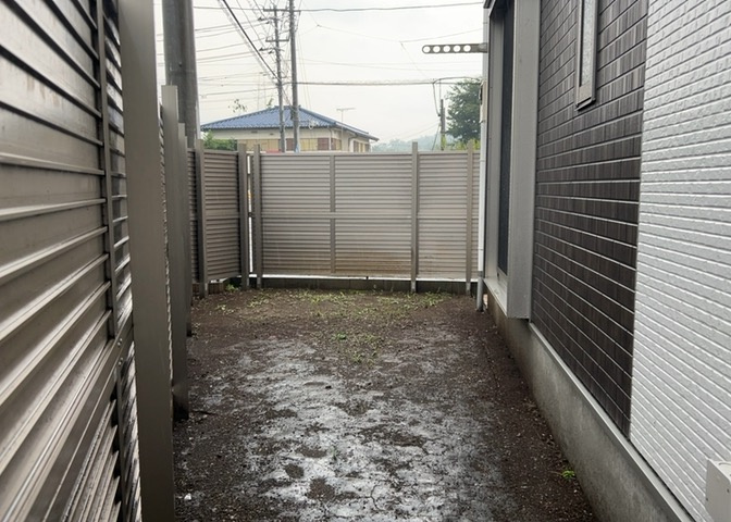 庭があることでガーデニングや家庭菜園はもちろん、こどもの遊び場やペットを放して遊ぶことができます。また、家の周囲に余裕があるということです。隣地との間があれば、十分な日当たりと、風通しが確保できます。