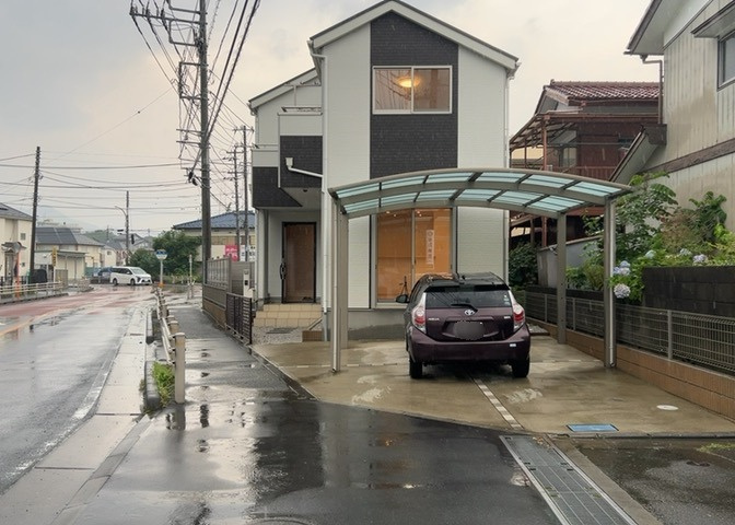 住宅用の土地では前面道路に2m以上接していなければならないと法律で定められています。しかし、お持ちの車のサイズやライフスタイルなどにより、2mでは利便が悪い場合もございますので、事前に確認しましょう。