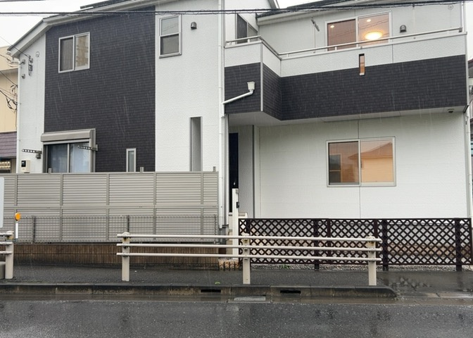 お持ちの車種によっては前面道路が広い方が便利でしょう。しかし、前面道路が広ければその分交通量が多くなるため、騒音などが気になる場合があります。実際に現地を見学し、周辺交通量や騒音などを確認しましょう！