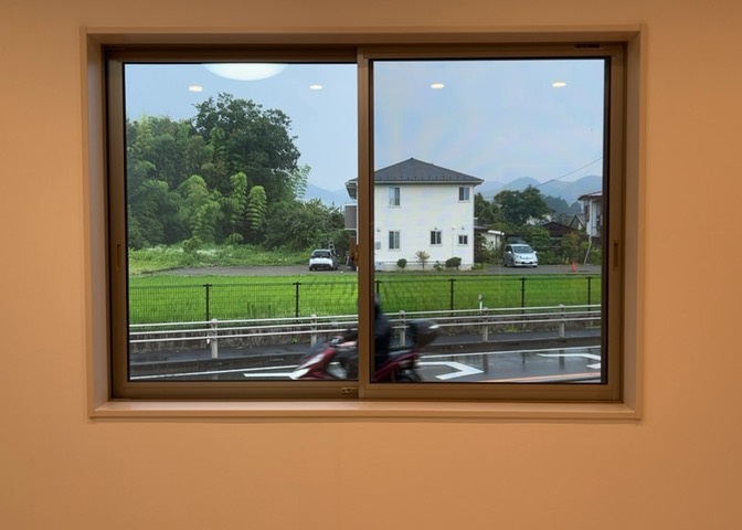 サッシは、ガラス窓に使用される金属製の窓枠です。一般的に住宅建築では、金属製建具工事の段階でガラス類・玄関などと同時に設置されます。種類や構造により断熱性能や遮音性能が異なるので現地でご確認ください。