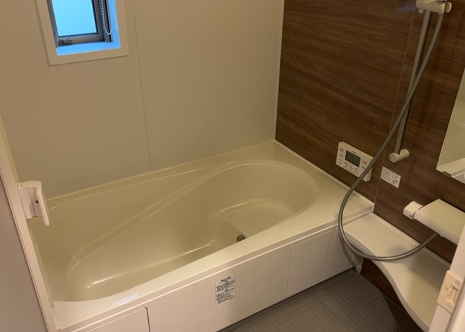 入浴時の快適さも大事なことですが、綺麗な状態を維持できなければ気持ちよく入浴できません。毎日の掃除が楽という点は大事なポイントになります！カビが生えにくく掃除がしやすい、壁や浴槽を選ぶといいでしょう。
