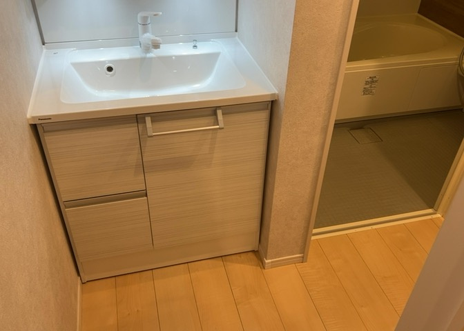 多くの戸建て住宅で見かける洗面脱衣所は、洗面台と洗濯機が2畳ほどのスペースに並べられていて、洗面所が脱衣所を兼ね備えている間取りが一般的です。お客様が利用することもある、パブリックな空間でもあります。