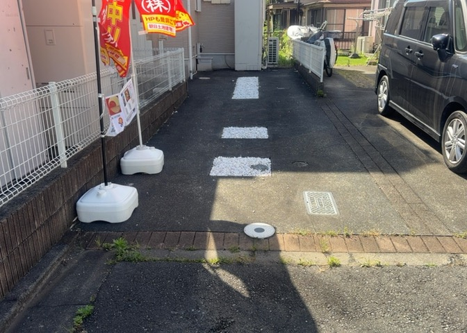 駐車場と明記されていても、最小スペースでつくられた駐車場だと大型車は駐車できなかったり、出入りしにくくなったりする可能性があります。お車のサイズと購入したい物件の駐車場のサイズを現地で確認しましょう。