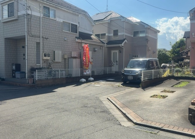 住宅用の土地では前面道路に2m以上接していなければならないと法律で定められています。しかし、お持ちの車のサイズやライフスタイルなどにより、2mでは利便が悪い場合もございますので、事前に確認しましょう。