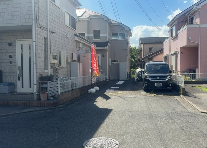 お持ちの車種によっては前面道路が広い方が便利でしょう。しかし、前面道路が広ければその分交通量が多くなるため、騒音などが気になる場合があります。実際に現地を見学し、周辺交通量や騒音などを確認しましょう！